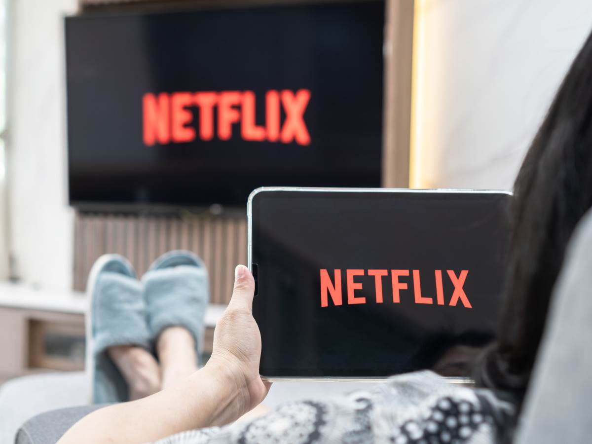  Žena gleda Netflix na tabletu i TV-u 